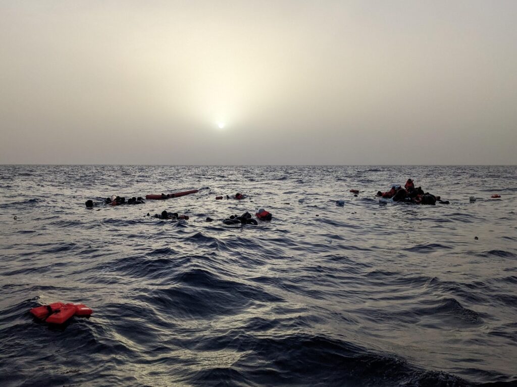 28.03.2024 - people in water after capsizing; Foto: CompassCollective