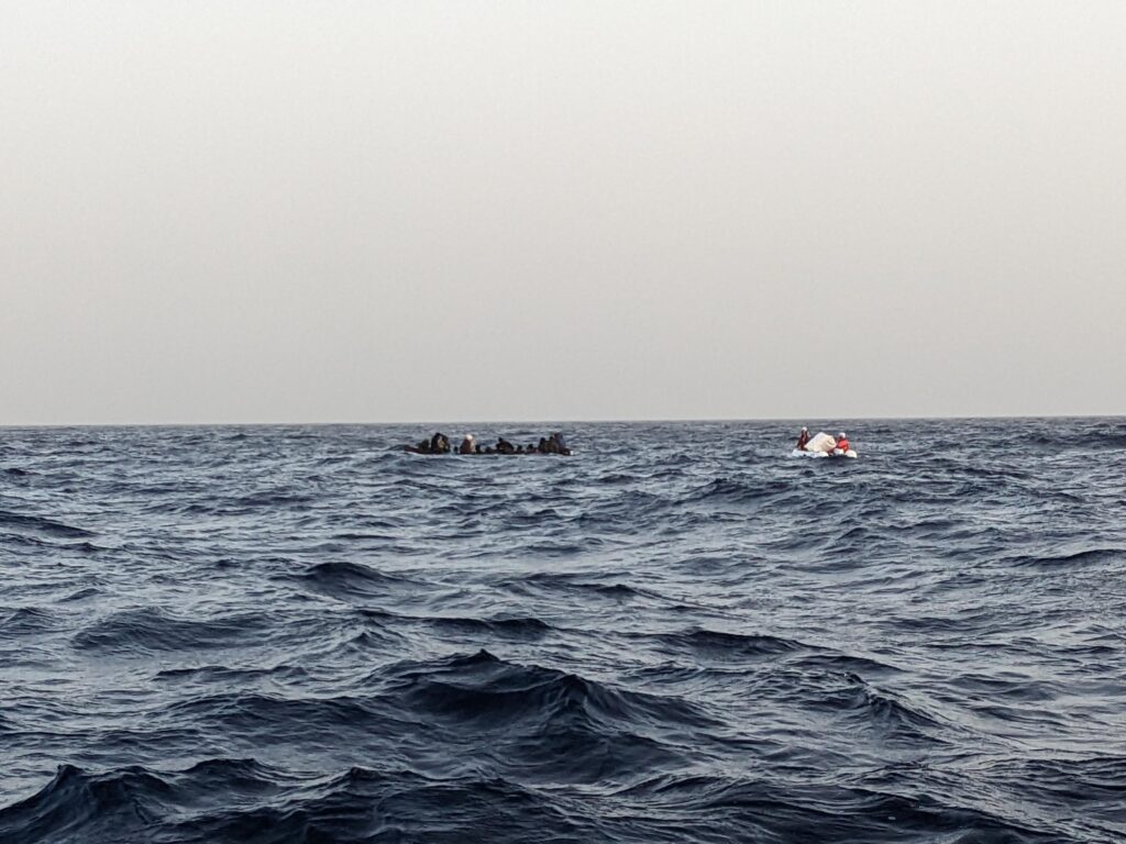 28.03.2024 - Dinghy from CompassCollective near boat in distress; Foto: CompassCollective