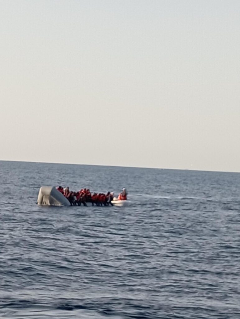 Assistenz eines Schlauchbootes mit 52 Menschen in Seenot vor der lybischen Küst am 21.6.2024