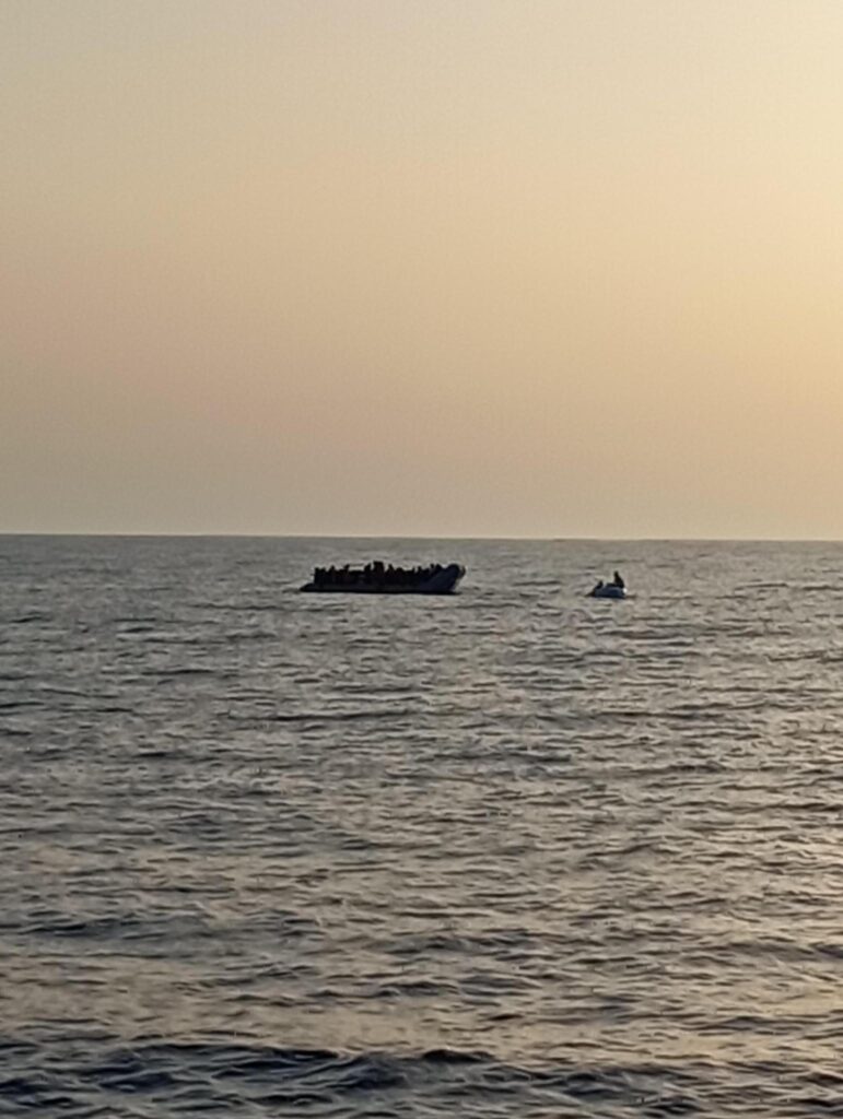 Assistenz eines Schlauchbootes mit 52 Menschen in Seenot vor der lybischen Küst am 21.6.2024