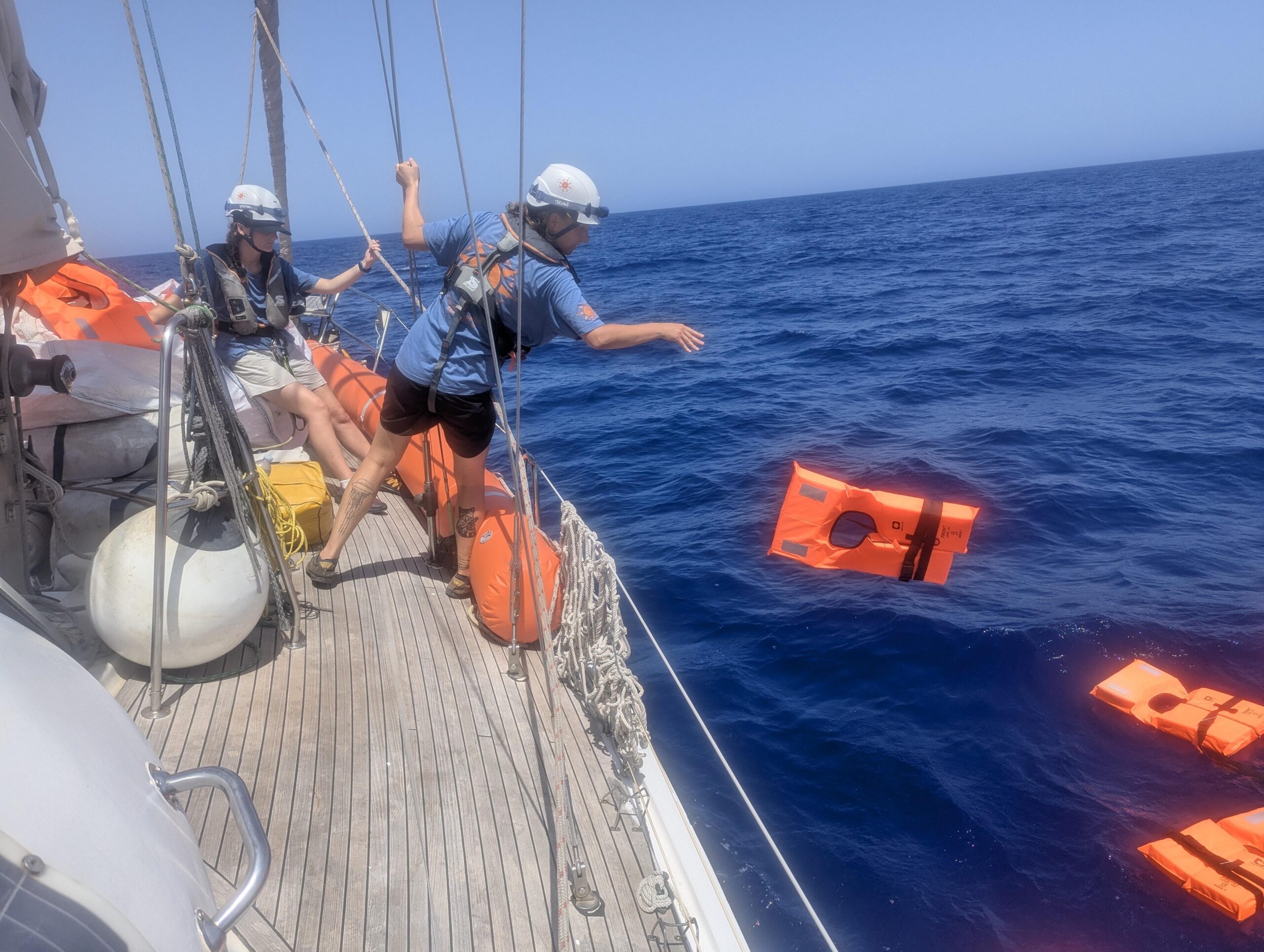 Crewmitglieder der Trotamar III üben ein Rettungsszenario