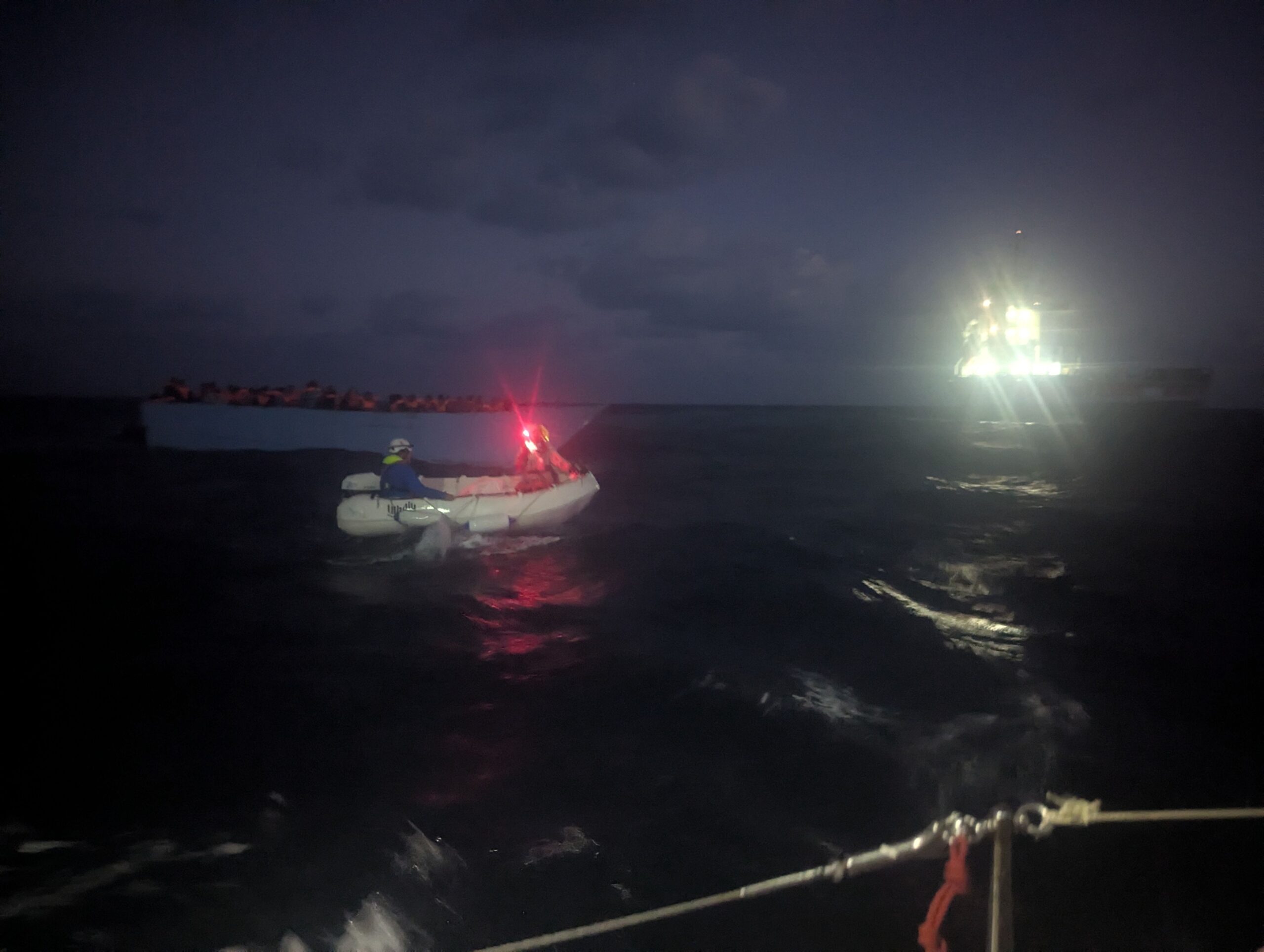 unser Dhinghi nähert sich dem Fluchtboot - Rettung in der Nacht