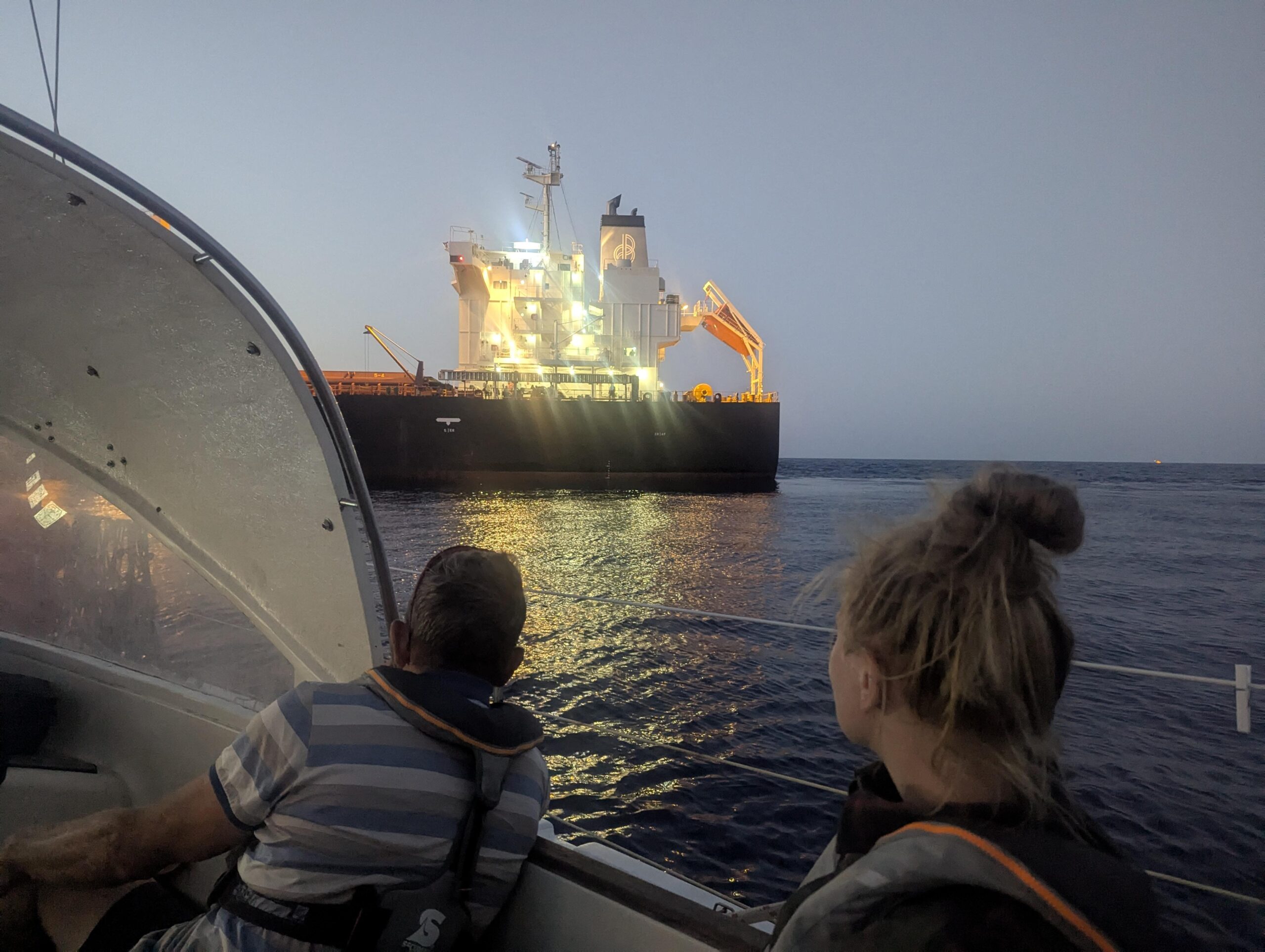 das Frachtschiff Port Fukuoka in der Nähe der Trotamar III