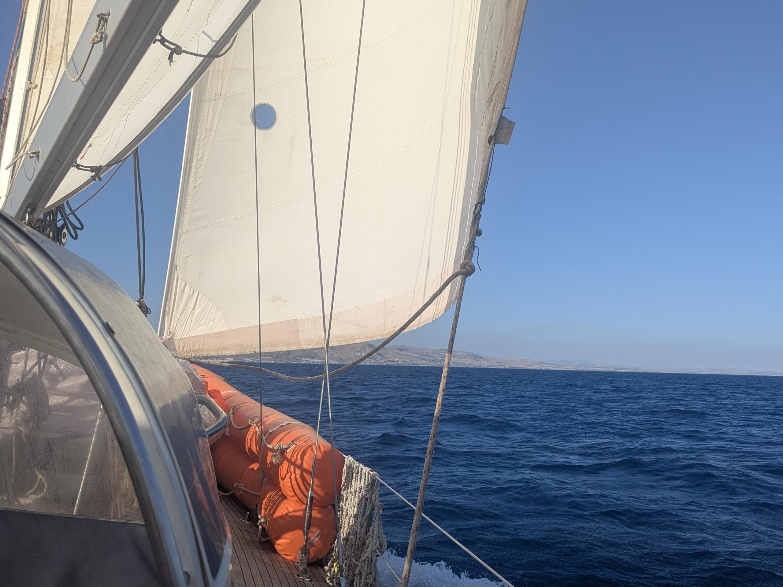 die Trotamar III auf dem Meer