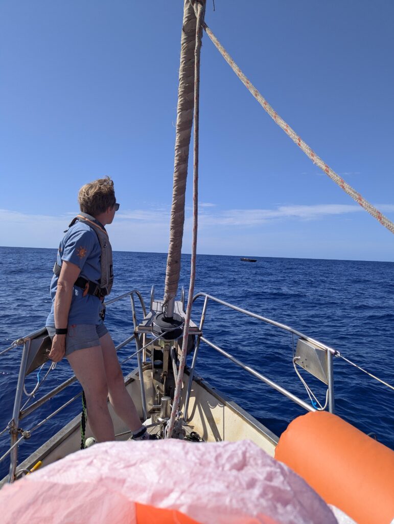 ein Crewmitglied auf der Trotamar III beobachtet ein leeres Fluchtboot am Horizont