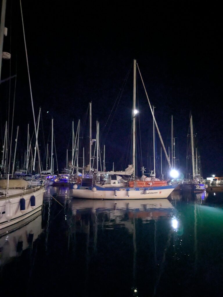 die Trotamar III bei ihrer Ankunft im Hafen von Licata