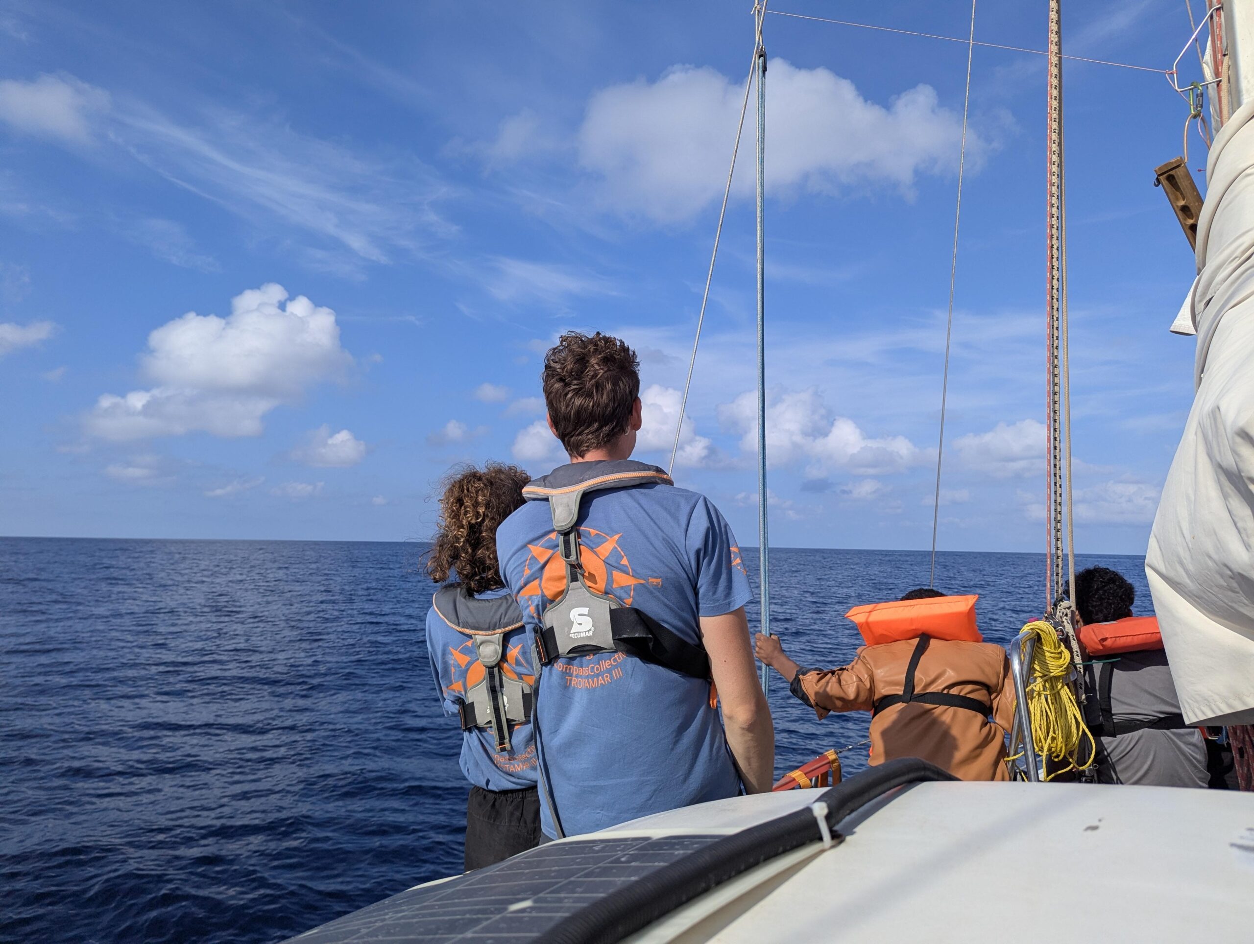 Crewmitglieder und gerettete Menschen an Bord der Trotamar III - 16 Menschen gerettet