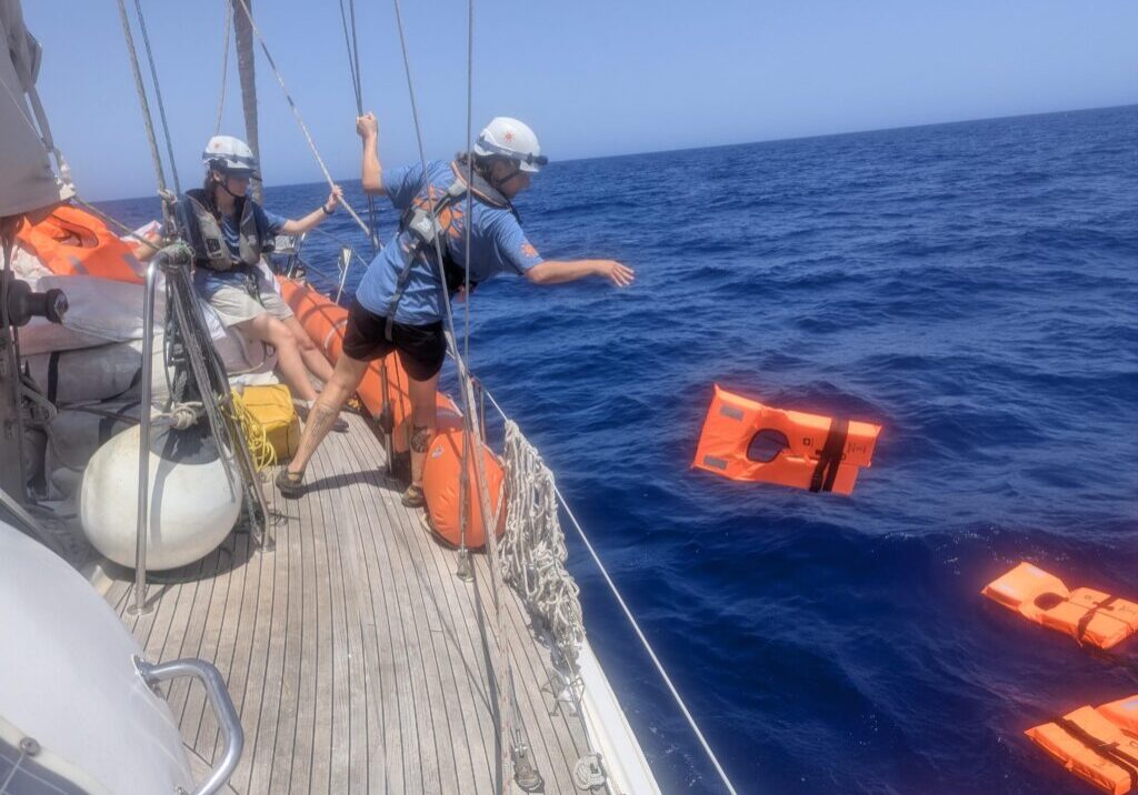 Crewmitglieder der Trotamar III üben ein Rettungsszenario