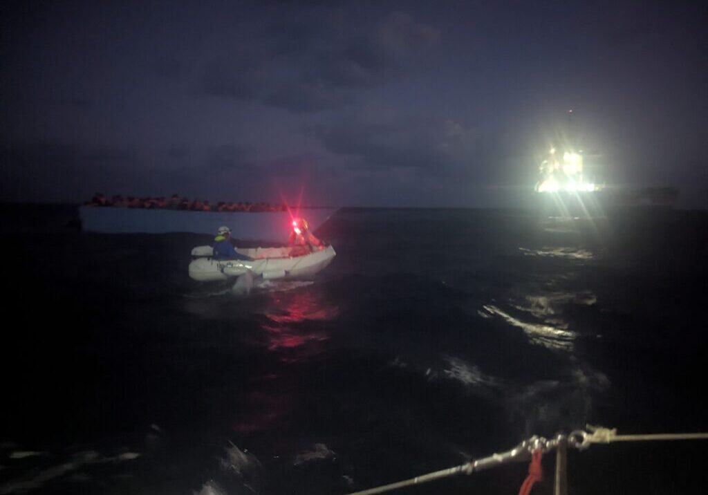 unser Dhinghi nähert sich dem Fluchtboot - Rettung in der Nacht