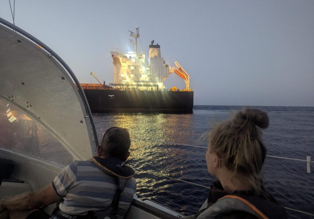 das Frachtschiff Port Fukuoka in der Nähe der Trotamar III