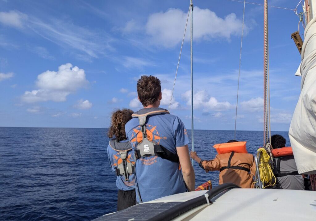 Crewmitglieder und gerettete Menschen an Bord der Trotamar III - 16 Menschen gerettet